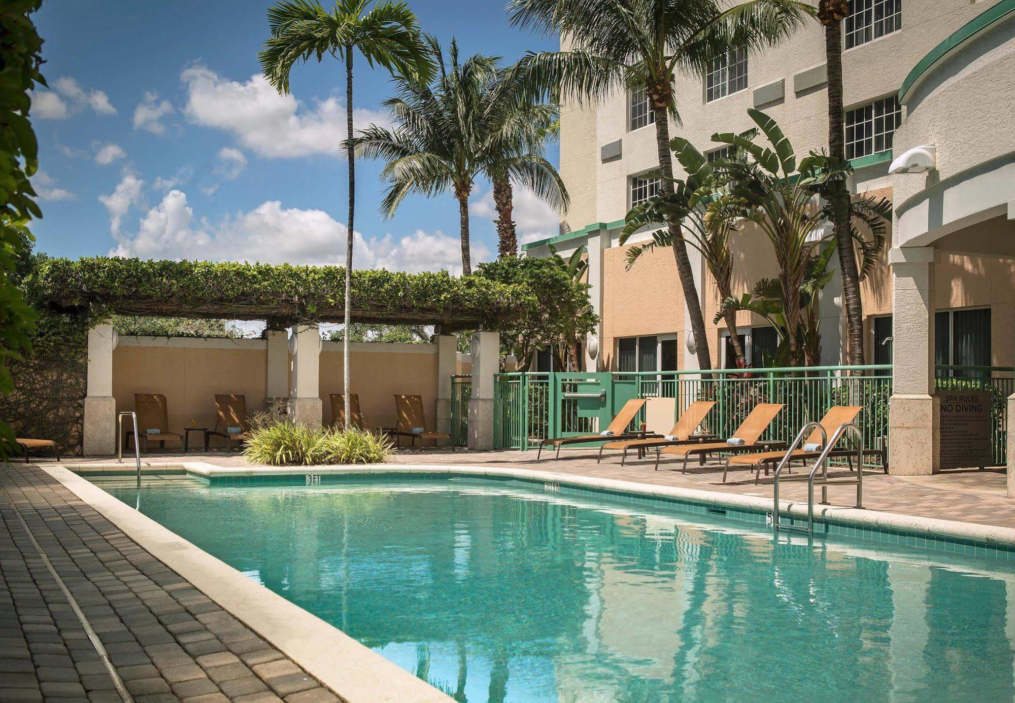 Courtyard By Marriott Fort Lauderdale Airport & Cruise Port Дания-Бич Экстерьер фото